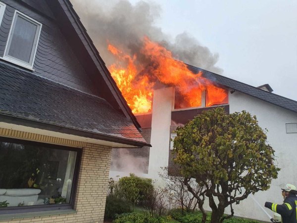 Bei dem Brand eines Dachstuhls in Alverdissen kommt es zu starker Rauchentwicklung. - © Sylvia Frevert
