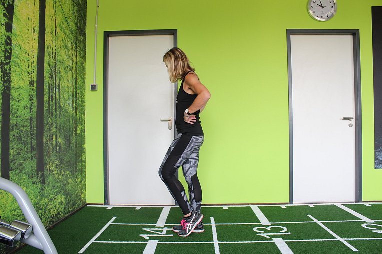 1. Ausgangsposition für Lunges am Platz