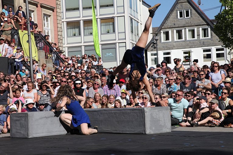 Kunst und Akrobatik beim Straßentheater in Detmold