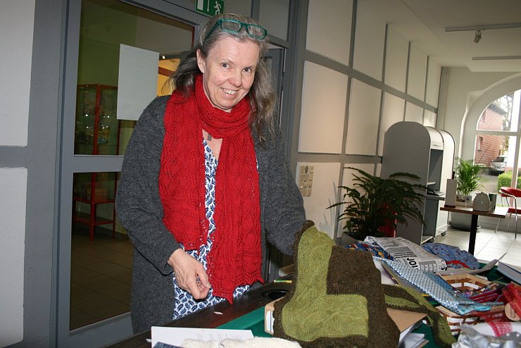 Nähen, häkeln, stricken und dabei ins Gespräch kommen: "Nähkästchen"-Leiterin Petra Simonsmeier freut sich auf Austausch mit Frauen in der Alten Schule in Alverdissen. - © Sylvia Frevert