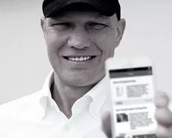 Axel Schulz, Botschafter der Schlaganfall-Hilfe, hat die App schon auf seinem Smartphone.