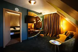 Nicht nur m&auml;rchenhaft entspannen wie hier im Apartment im Flair Hotel Stadt H&ouml;xter namens Der Froschk&ouml;nig, zu Silvester gibt es auch ein m&auml;rchenhaftes Buffet. - &copy; Flair Hotel