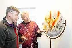 Georg Michael Gausling (rechts) erz&auml;hlt Claus-Dieter Tholen die Entstehungsgeschichte seines Werkes. - &copy; Foto: Hobein