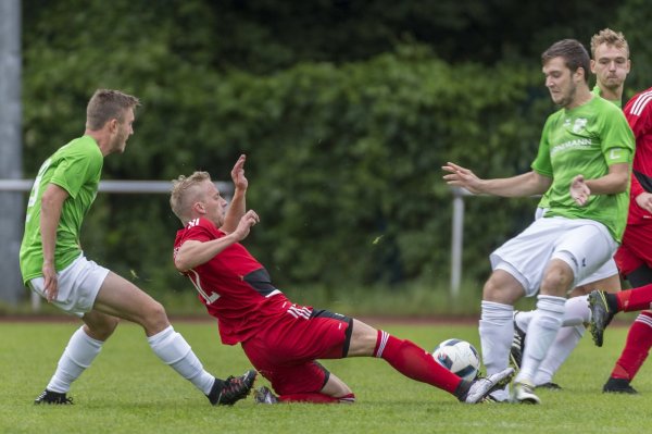 Grenzwertig: Die Mastbrucher haben für diese Aktion die gelbe Karte gefordert. Der Blomberger Robin Schatz grätscht hier gegen seinen Gegenspieler Jan Kell (rechts), beobachtet von dessen Teamkollegen Erik Brückner. - © Egon Penner