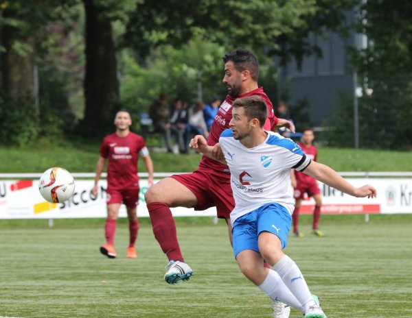 Energischer Zweikampf: Lemgos Engin Yildiz behauptet sich gegen Asemissens Kapitän Jan Heidschuster (vorne). - © Oliver König