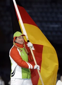 Fahnentr&auml;gerin - &copy; Foto: Matthias Schrader/dpa