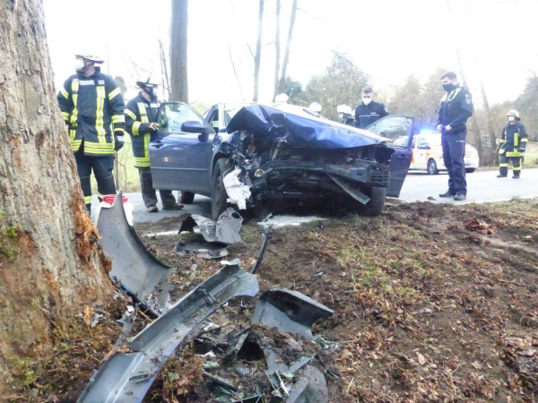 Die Feuerwehr zieht den Unfallwagen mit einer Seilwinde aus dem Straßengraben. - © Feuerwehr Kalletal