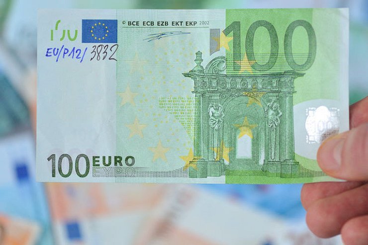 Der Herforder hatte versucht mit einem falschen 100-Euro-Schein bei McDonald's zu zahlen. Der 100er gilt neben dem 50er als Lieblingsobjekt von Geldfälschern. - © SYMBOLFOTO: DPA