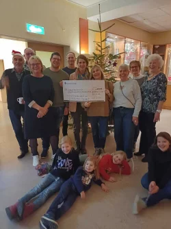 Sigrid Kelly und Adelheid Schütte (Mitte) mit dem Scheck, den Marita Winter (links) überreicht hatte. - © Fotorechte: Dorfgemeinschaft Silixen