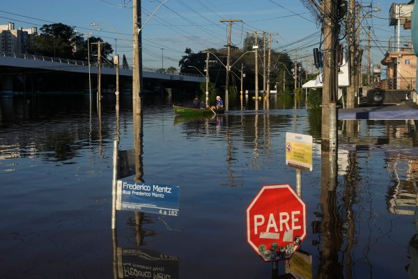 Weit mehr als 600.000 Menschen mussten wegen der Wassermassen ihre Häuser verlassen. - © Andre Penner/AP/dpa