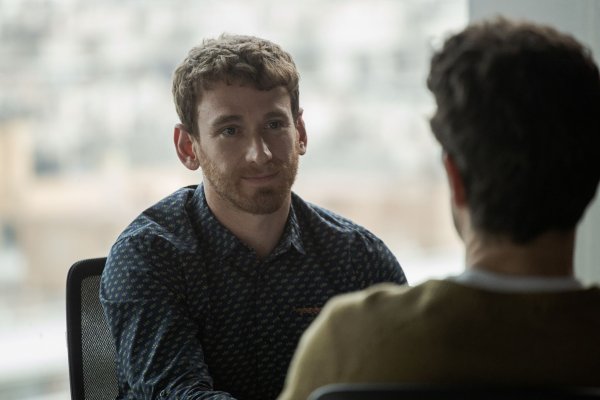 Ramon Pujol (l) als Ramon in der spanischen Produktion «Smiley». Die Serie ist auf Netflix verfügbar. - © Andrea Resmini/Netflix/dpa