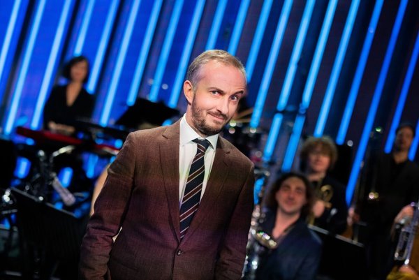 Moderator Jan Böhmermann im Studio seiner Late-Night-Show «ZDF Magazin Royal». - © Rolf Vennenbernd/dpa
