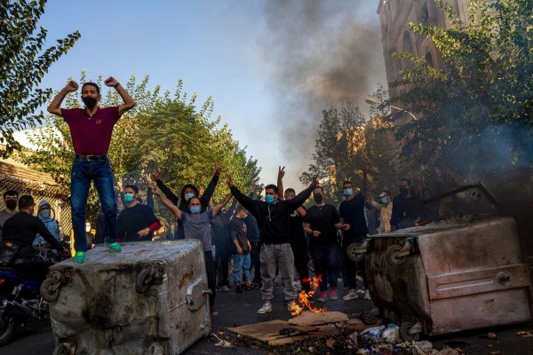 Iraner protestieren nach dem Tod der 22-jährigen Mahsa Amini in Teheran gegen das Regime. - © Uncredited/AP/dpa