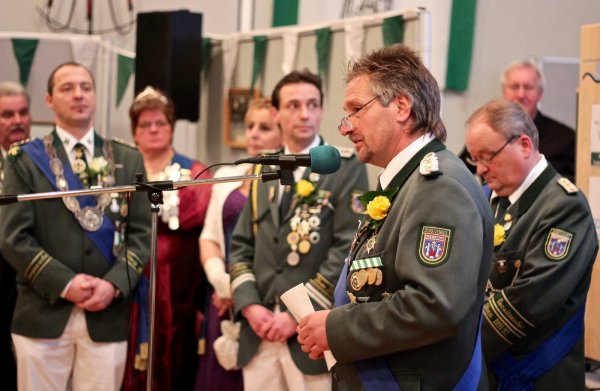 Festlicher Rahmen: Bataillonskommandeur Detlef Bollhöfer (am Mikrofon) und Vorsitzender Thomas Riepe (rechts) freuen sich über den erschienenen Hofstaat und die Gäste. - © Heidi Stork