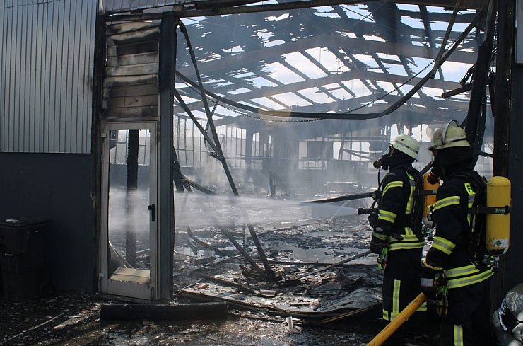 In einer Lagehalle eines Autohandels hat es am Freitagnachmittag gebrannt. - © Feuerwehr Bad Salzuflen