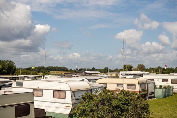 Oft kämpfen Camper gegen das Funkloch. (Foto-Archiv) - © Frank Hammerschmidt/dpa