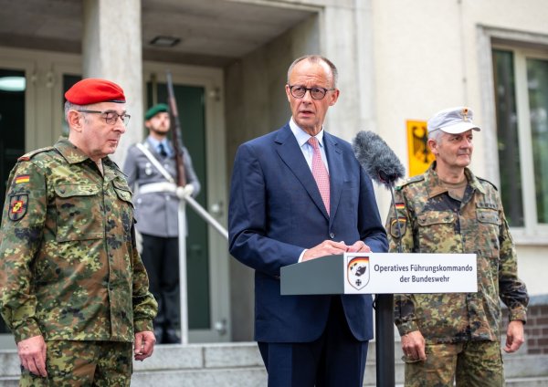 Kanzler Merz warnt vor falschem Sicherheitsgefühl und verlangt mehr Verteidigungsanstrengungen. Begrüßt wurde der CDU-Politiker von Carsten Breuer (l), Generalinspekteur der Bundeswehr, und Alexander Sollfrank (r), Befehlshaber des Führungskommandos. - © Michael Kappeler/dpa-Pool/dpa
