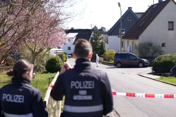 Bei den Ermittlungen zu dem Dreifachmord im Westerfald geht die Polizei auch möglichen Lebenszeichen des Tatverdächtigen im Internet nach. - © Thomas Frey/dpa