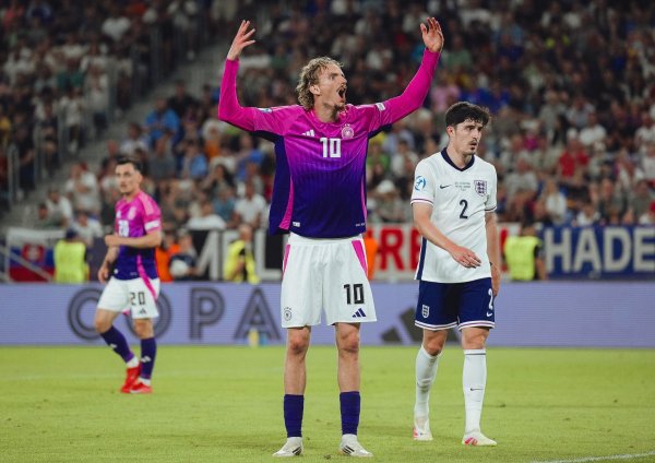 Es hat nicht geklappt mit dem EM-Titel für die U21 um Woltemade. - © Robert Nemeti/dpa