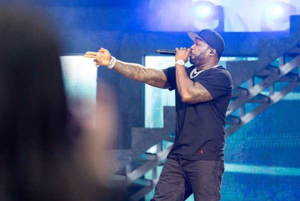 50 Cent, der mit bürgerlichem Namen Curtis Jackson heißt, gilt als einer der erfolgreichsten Rapper der Welt und spielte auch schon in mehreren Filmen mit. - © Michael Matthey/dpa