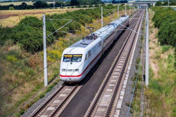 Mit 405 Kilometer pro Stunde rauschte der Zug mit dem Testwagen über die Strecke zwischen Erfurt und Leipzig. - © Jacob Schröter/dpa