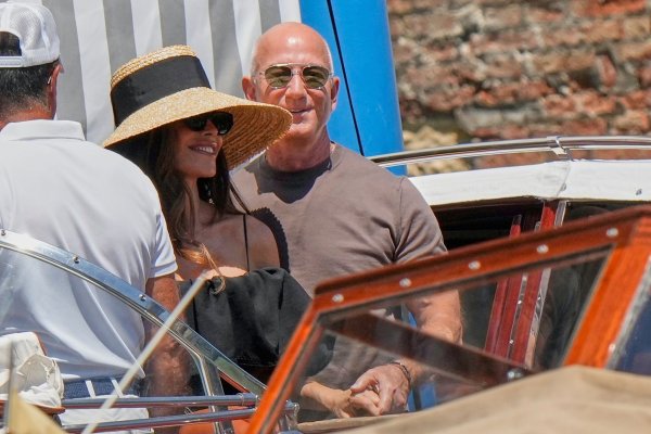 Am Tag nach der Hochzeit lassen sich Jeff Bezos und seine Frau Lauren in «Harry\\\'s Bar» bringen. - © Luca Bruno/AP/dpa