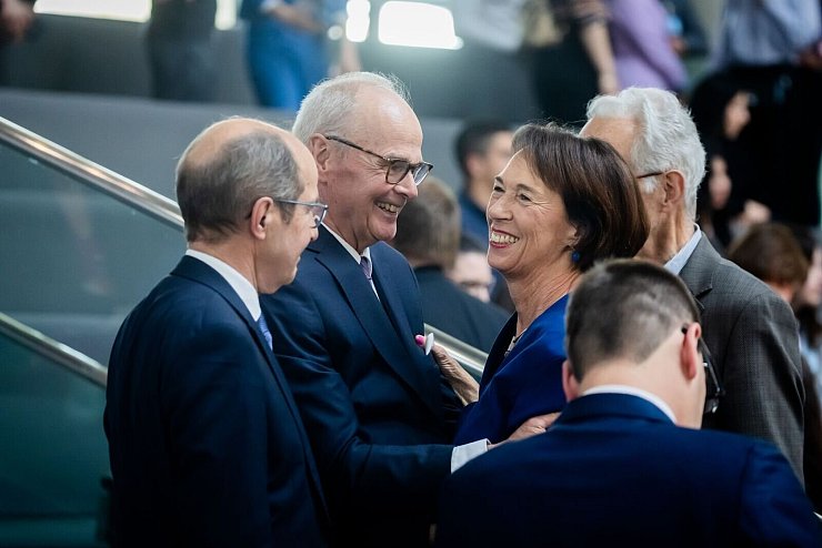 Charlotte Merz (2.v.r), Ehefrau des designierten Bundeskanzlers Merz, freut sich über die Wahl ihres Mannes zum Bundeskanzler im zweiten Wahlgang. Friedrich Merz ist im zweiten Wahlgang im Bundestag zum zehnten Kanzler der Bundesrepublik Deutschland gewählt worden. - © Christoph Soeder/dpa
