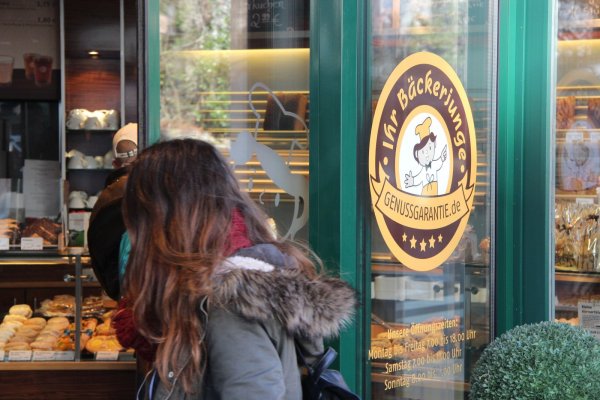 Die Tür soll geöffnet bleiben: Auch in der „Bäckerjunge"-Filiale am ZOB läuft der Betrieb momentan wie gewohnt weiter. Ob dieser und die anderen Standorte in Bad Salzuflen und Leopoldshöhe auch langfristig eine Zukunft haben, ist aber noch nicht sicher. - © Stefan Backe