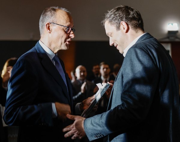 Ein Gespräch unter Kollegen: Regierungschef Merz und Vizekanzler Klingbeil unterhalten sich auf dem Empfang zu Merz\\\' 70. Geburtstag. - © Tobias Koch/CDU/CSU-Fraktion im Deutschen Bundestag/dpa