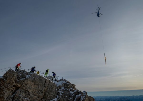 Das Kreuz der Zugspitze wurde für eine Restaurierung ins Tal geflogen. - © Peter Kneffel/dpa