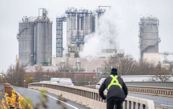 In einem Chemie- und Raffineriepakt NRW fordern das Land, Verbände und die Gewerkschaft IGBCE Maßnahmen zum Erhalt der Wettbewerbsfähigkeit vor allem energieintensiver Unternehmen. (Symbolbild) - © Benjamin Westhoff/dpa