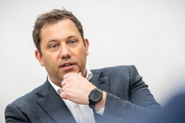 Vizekanzler Lars Klingbeil. Die deutsche Haltung zum Verbrenner-Aus könnte Thema im Koalitionsausschuss werden. - © Michael Kappeler/dpa