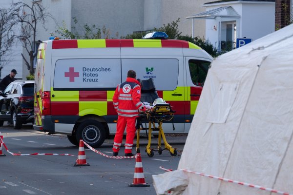 Zahlreiche Rettungswagen und Polizeifahrzeuge waren in der Nähe der Berufsschule postiert. - © Bernd Thissen/dpa