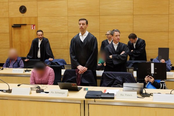 Prozesstart um das Schleusen von Prostituierten aus Thailand nach Deutschland: Die Angeklagten sitzen im Landgericht Bielefeld neben ihren Verteidigern. - © Friso Gentsch/dpa