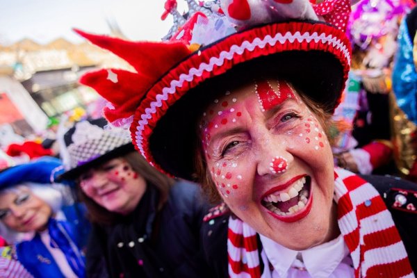 Kölns oberster Karnevalist Christoph Kuckelkorn hält den Karneval für eine große Therapiesitzung. - © Rolf Vennenbernd/dpa