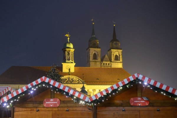 Schon seit Ende Oktober stehen die ersten Buden auf dem Alten Markt vor dem Magdeburger Rathaus. - © Klaus-Dietmar Gabbert/dpa