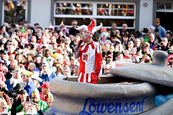 Viel Narrenspott für die Politik: Erzschelm Hoppeditz. - © Federico Gambarini/dpa