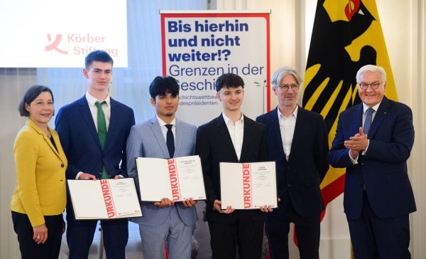 Frank-Walter Steinmeier ehrt die diesjährigen Preisträger des Geschichtswettbewerbs des Bundespräsidenten. - © Bernd von Jutrczenka/dpa