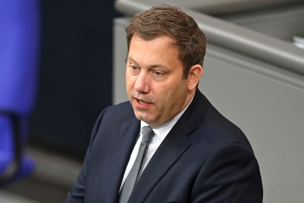 SPD-Chef Lars Klingbeil glaubt an eine zeitnahe Einigung im Streit über einen neuen Wehrdienst. (Archivbild) - © Elisa Schu/dpa