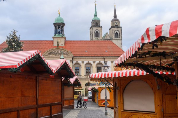 Schon seit Ende Oktober stehen die ersten Weihnachtsbuden in Magdeburg. - © Klaus-Dietmar Gabbert/dpa