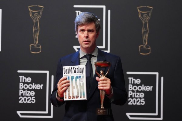 Der Booker-Preis geht in diesem Jahr an den ungarisch-britischen Autor David Szalay. - © Kirsty Wigglesworth/AP/dpa