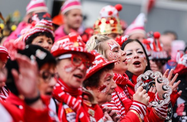 Besonders groß wird der Karnevalsauftakt traditionell in Köln gefeiert. (Archivbild) - © Oliver Berg/dpa