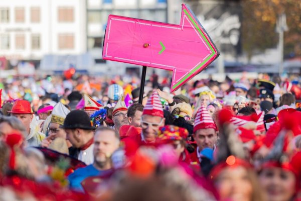 Der Start in die Karnevalssession verlief laut Kölner Ordnungsamt recht entspannt. - © Rolf Vennenbernd/dpa