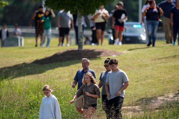 Eltern fürchten nach der Bluttat um das Leben ihrer Kinder. - © Mike Stewart/AP