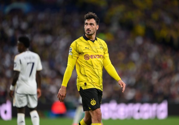 Hummels zeigt sich noch einmal im BVB-Trikot. - © Robert Michael/dpa