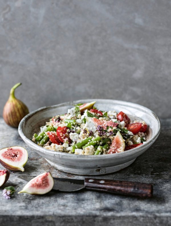 Sieht aus wie ein Spätsommer-Gedicht: Quinoa-Salat mit Feigen, Feta und grünen Bohnen. - © Wolfgang Schardt/BJVV/dpa-tmn