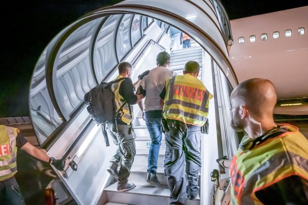 Erstmals seit der Machtergreifung der Taliban vor drei Jahren startete ein Abschiebeflug aus Deutschland nach Afghanistan. (Archivbild) - © Michael Kappeler/dpa
