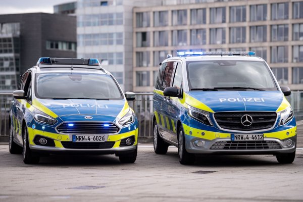 Bislang fährt die Polizei Streifenwagen vom Typ Ford S-Max (links) und Mercedes Vito (rechts). - © Marius Becker/dpa