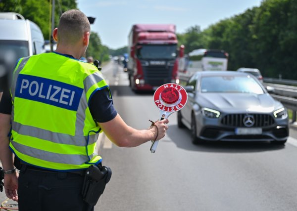 Die Bundesregierung prüft Zurückweisungen von Asylbewerbern an den Grenzen (Symbolbild) - © Patrick Pleul/dpa