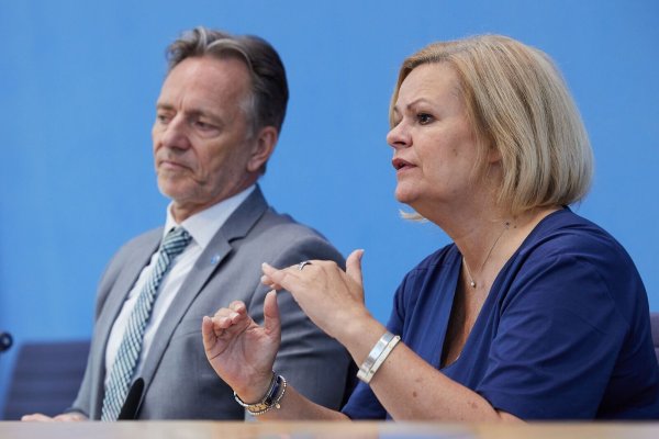 Bundesinnenministerin Nancy Faeser (SPD) sprach bei der Vorstellung des Bundeslagebild zur Organisierten Kriminalität von «drastischer Gewalt». - © Jörg Carstensen/dpa